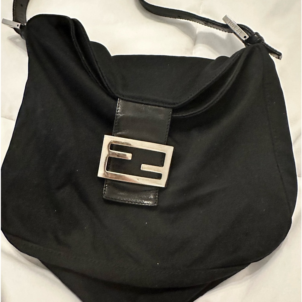 Fendi baguette pull/fold over top in great condition. Some scratching neoprene